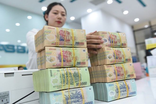 Tín dụng khó chảy mạnh do áp lực lãi vay cao 