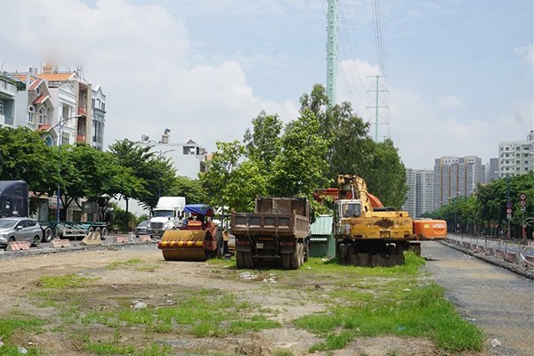 Dù đã có mặt bằng nhưng Dự án mở rộng đường Đồng Văn Cống (TP.Thủ Đức) đã chậm hơn 2 năm chưa làm xong 
