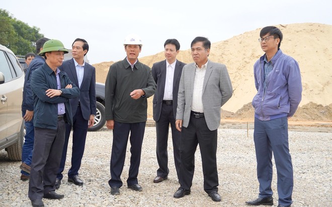 Phó chủ tịch Thường trực UBND tỉnh Quảng Bình Đoàn Ngọc Lâm (thứ hai bên phải ảnh) kiểm tra tiến độ thi công tại khu tái định cư Trường Thủy, huyện Lệ Thuỷ