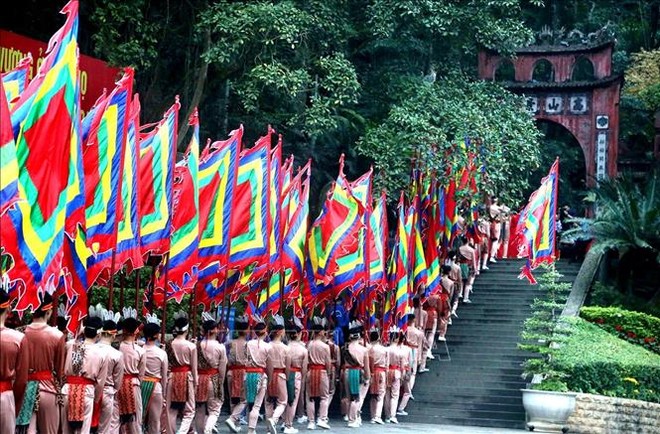 Đoàn dâng hương khởi hành lên núi Nghĩa Lĩnh dâng hương tưởng niệm các vua Hùng. (Ảnh: Trung Kiên\TTXVN)