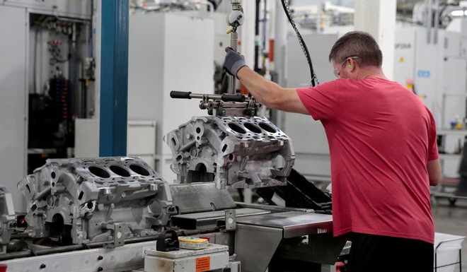 Một công nhân lắp ráp làm việc tại nhà máy GM Romulus Powertrain ở Romulus, Michigan, Mỹ. (Ảnh: Reuters)