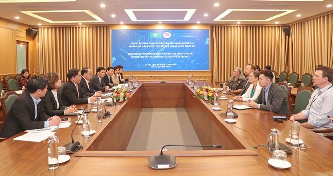 Thứ trưởng Bộ Kế hoạch và Đầu tư Trần Duy Đông tiếp xã giao Phái đoàn Bang Washington (Hoa Kỳ) ngày 9/4. (Ảnh: NIC)