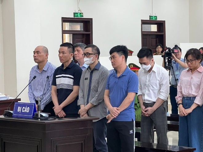 Các bị cáo trong phiên xét xử phúc thẩm.