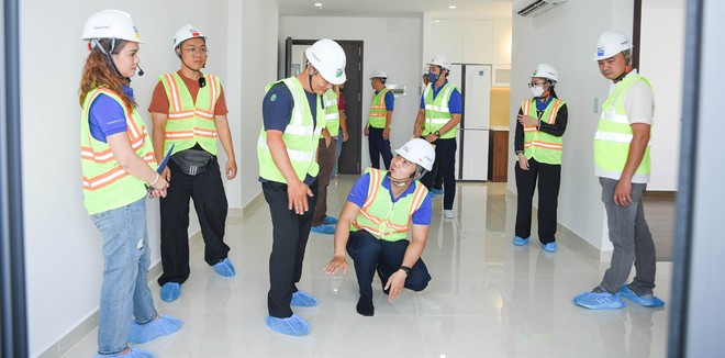 Khách hàng đi xem nhà thực tế tại Bình Dương