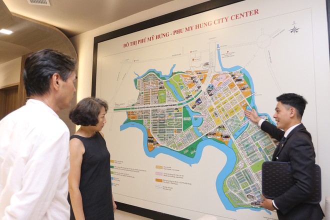 Khách hàng chọn mua căn hộ tại Phú Mỹ Hưng 