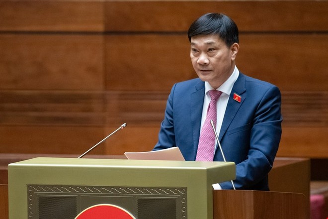 Chủ nhiệm Ủy ban Kinh tế Vũ Hồng Thanh trình bày báo cáo thẩm tra.