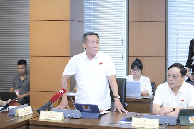  Đại biểu Hà Sỹ Đồng, Phó chủ tịch Thường trực UBND tỉnh Quảng Trị phát biểu tại tổ. 