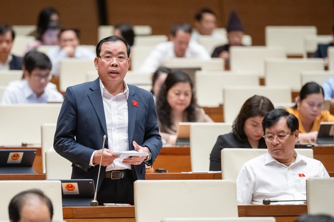 Đại biểu Nguyễn Quang Huân, đoàn đại biểu Quốc hội tỉnh Bình Dương phát biểu tại Hội trường sáng 25/5