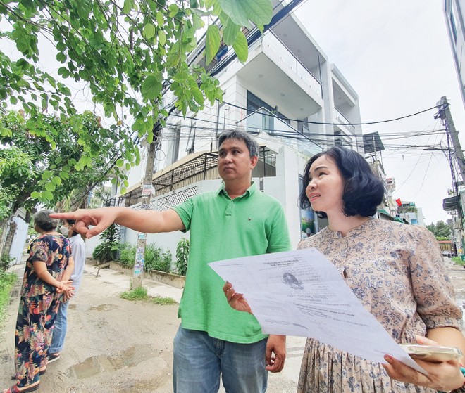 Vợ chồng anh Toàn đi xem nhà. Ảnh: Lê Toàn 