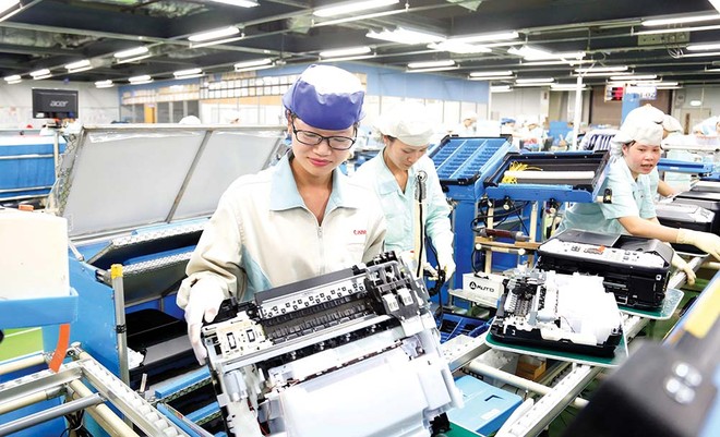 Các doanh nghiệp chế xuất đang lo ngại với quy định thuế GTGT mới. Trong ảnh: Sản xuất tại Công ty Canon Việt Nam. Ảnh: Đ.T