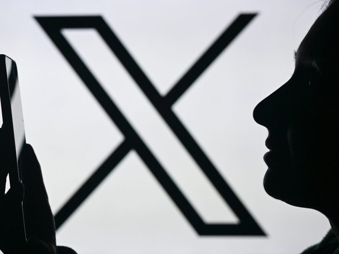 Mạng xã hội X cho phép người dùng chia sẻ nội dung người lớn.