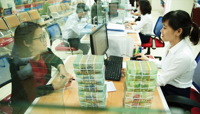 Người dân tăng gửi tiền ngân hàng