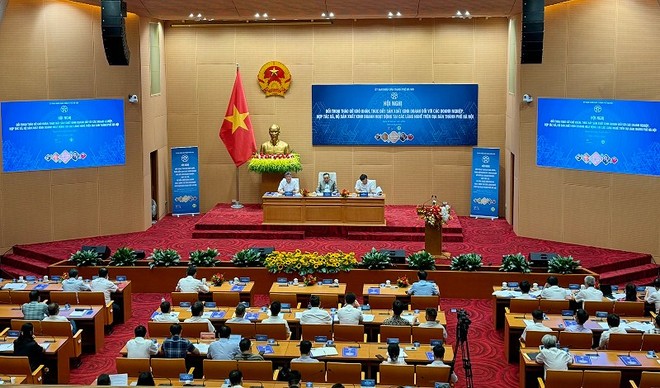 Chủ tịch UBND TP. Hà Nội Trần Sỹ Thanh, Phó chủ tịch UBND TP. Hà Nội Nguyễn Mạnh Quyền và Giám đốc Sở Nông nghiệp và Phát triển nông thôn Hà Nội Nguyễn Xuân Đại đồng chủ trì Hội nghị.