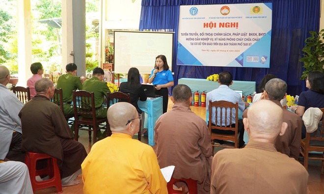 Tuyên truyền chính sách BHXH, BHYT tới người dân tại tỉnh Quảng Trị.