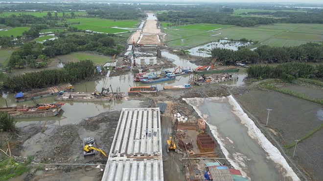 Thi công đường Vành đai 3 đoạn qua TP. Thủ Đức - Ảnh: Lê Anh 