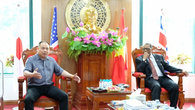 Ông Trương Đình Hải -Chủ tịch HĐQT Tập đoàn Ngân Tín trao đổi với ông Don Williams tại buổi làm việc