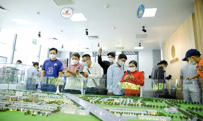 Chi phí đầu tư cao, nên vẫn khó giảm giá nhà trong năm 2025. Trong ảnh: Khách hàng tham dự buổi mở bán Dự án The Sol City 