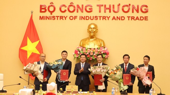 Bộ trưởng Nguyễn Hồng Diên trao quyết định điều động, bổ nhiệm, thuyên chuyển công tác của lãnh đạo thuộc Bộ Công thương. 