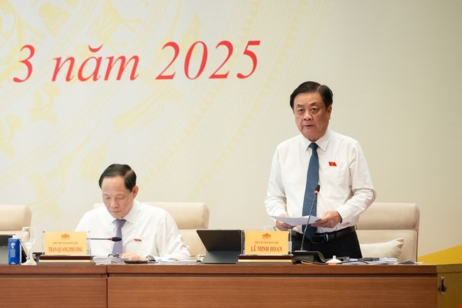 Phó chủ tịch Quốc hội Lê Minh Hoan điều hành phiên thảo luận.