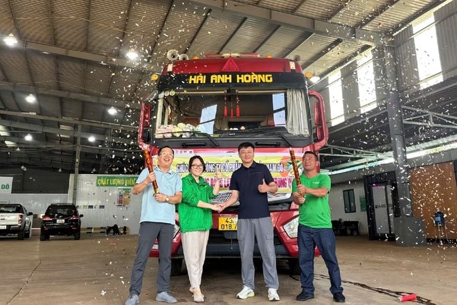 Đại diện Công ty Nam Đô cùng đối tác Trung Quốc chúc mừng lô sầu riêng đông lạnh đầu tiên được xuất khẩu thành công.