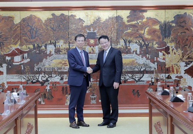 Thứ trưởng Bộ Tài chính Trần Quốc Phương (bên phải) và Phó Chủ tịch KEXIM Hong Soon-young tại buổi làm việc.