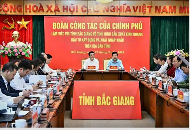 Bộ trưởng Bộ Công thương Nguyễn Hồng Diên, Trưởng đoàn công tác của Chính phủ làm việc với tỉnh Bắc Giang, sáng 27/3. 