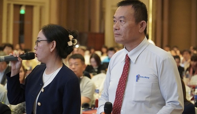 Đại diện một doanh nghiệp FDI phản ánh vướng mắc đến lãnh đạo UBND tỉnh Đồng Nai tại buổi đối thoại. Ảnh: Lê Anh