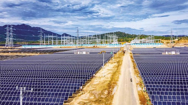 Cần phát triển thêm nguồn điện để đáp ứng nhu cầu tăng trưởng. Trong ảnh: Nhà máy điện mặt trời của Trung Nam Group 
