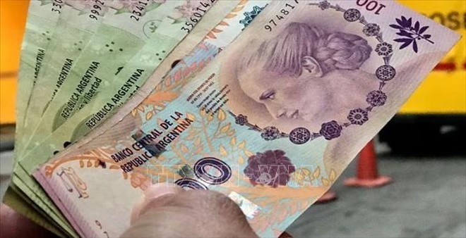 Đồng peso của Argentina tại một ngân hàng ở Buenos Aires. Ảnh tư liệu: Reuters/TTXVN