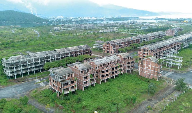 Nhiều khối nhà thô đã xây dựng tại Dự án Golden Hills City nằm phơi mưa nắng suốt nhiều năm qua.