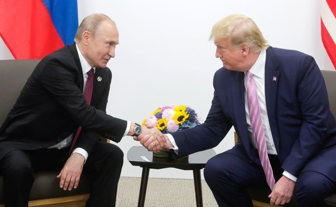  Tổng thống Nga Vladimir Putin (trái) và người đồng cấp Mỹ Donald Trump tại cuộc gặp ở Osaka, Nhật Bản ngày 28/6/2019. Ảnh: AA/TTXVN