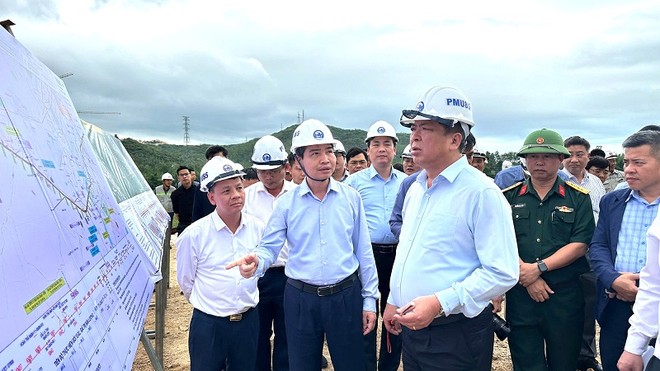 Bộ trưởng Bộ Xây dựng Trần Hồng Minh kiểm tra hiện trường cao tốc qua tỉnh Phú Yên. 