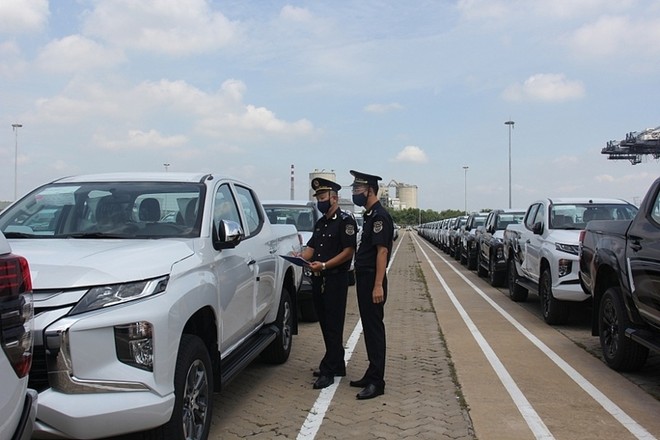 Công chức Chi cục Hải quan khu vực II kiểm tra xe ô tô nhập khẩu. (Ảnh: Lê Thu)