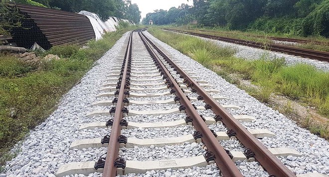 Nhiều vật tư của Dự án Tuyến đường sắt Yên Viên - Phả Lại - Hạ Long - Cái Lân chất đống bên đường. 