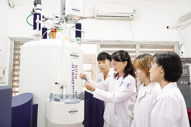 Để thu hút nhân tài công nghệ, Việt Nam cần tạo điều kiện để các trường đại học thực hiện các nghiên cứu đột phá. Trong ảnh: Phòng thí nghiệm của Đại học Quốc gia TP.HCM. 