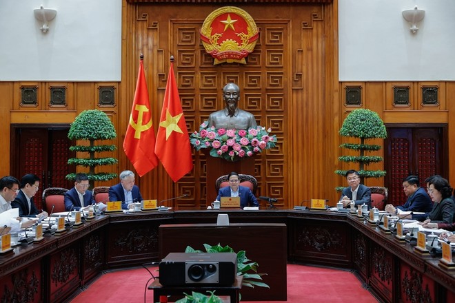 Thủ tướng Phạm Minh Chính chủ trì cuộc họp đánh giá tình hình liên quan đến thuế đối ứng của Mỹ với hàng hóa Việt Nam. Ảnh: VGP. 