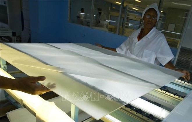 Công nhân sản xuất tấm năng lượng mặt trời tại nhà máy ở Pinar del Rio, Cuba. (Ảnh: AFP/ TTXVN) 