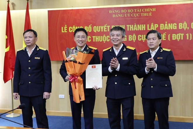 Đồng chí Mai Xuân Thành - Bí thư Đảng ủy trao quyết định và chúc mừng các đồng chí Trưởng ban các ban tham mưu của Đảng ủy Cục Thuế. (Ảnh: Dương Hải)