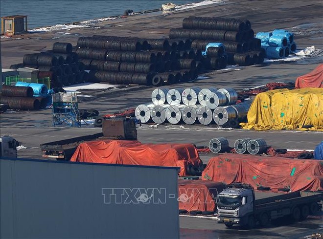 Thép chờ xuất khẩu tại cảng ở Pyeongtaek, phía Nam thủ đô Seoul, Hàn Quốc. Ảnh: Yonhap/TTXVN