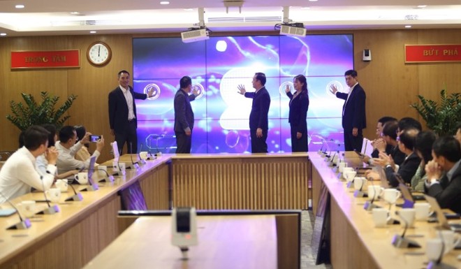 Các đại biểu ấn nút khai trương Cổng thông tin điện tử sản phẩm, giải pháp khoa học-công nghệ, đổi mới sáng tạo và chuyển đổi số.