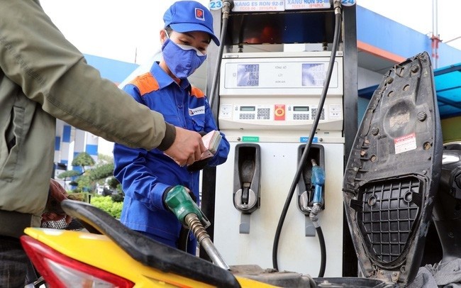 Mỗi lít xăng RON 95 giảm mạnh 1.700 đồng mỗi lít từ 15 giờ chiều 10/4. 