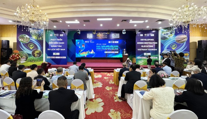 Diễn đàn "Phát triển điểm đến xanh - Nâng tầm du lịch Việt Nam" thu hút gần 300 đại biểu tham dự.