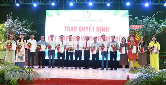 Lãnh đạo tỉnh và Hiệp hội Du lịch tỉnh Bến Tre chúc mừng và trao quyết định kết nạp hội viên mới vào Hiệp hội Du lịch Bến Tre năm 2025