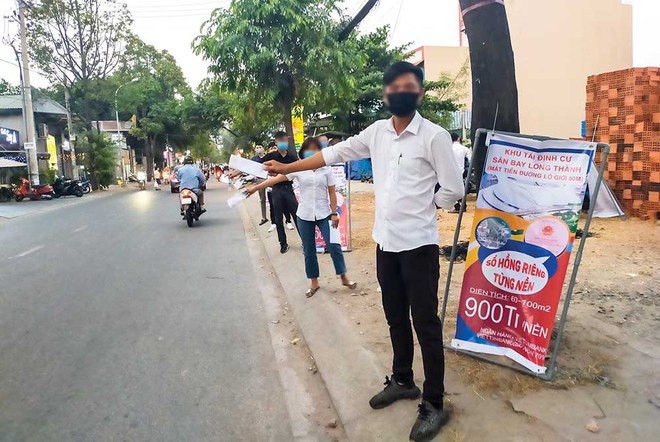 Môi giới bất động sản “dàn hàng” rao bán đất tái định cư.