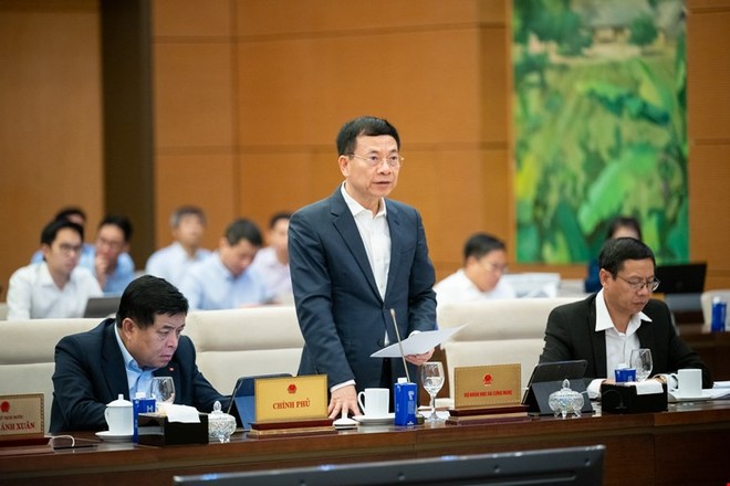 Bộ trưởng Bộ Khoa học và công nghệ Nguyễn Mạnh Hùng trình bày tờ trình dự án luật. 