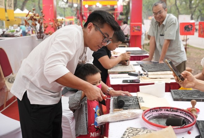 Du khách trải nghiệm tại Lễ hội.