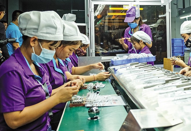 Sản xuất tại Công ty Luxshare (vốn đầu tư Trung Quốc). Ảnh: Đức Thanh 