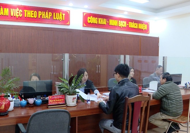 Sở Nông nghiệp và Môi trường Hà Nội tiếp nhận, giải quyết thủ tục hành chính cho công dân. Ảnh: Minh Phú