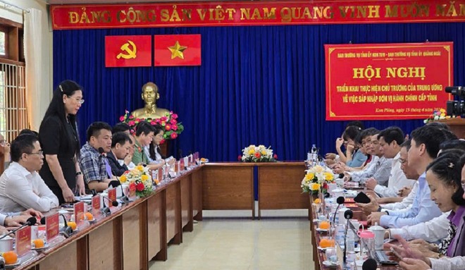 Ban Thường vụ Tỉnh ủy Quảng Ngãi và Ban Thường vụ Tỉnh ủy Kon Tum làm việc vào sáng 15/4. 