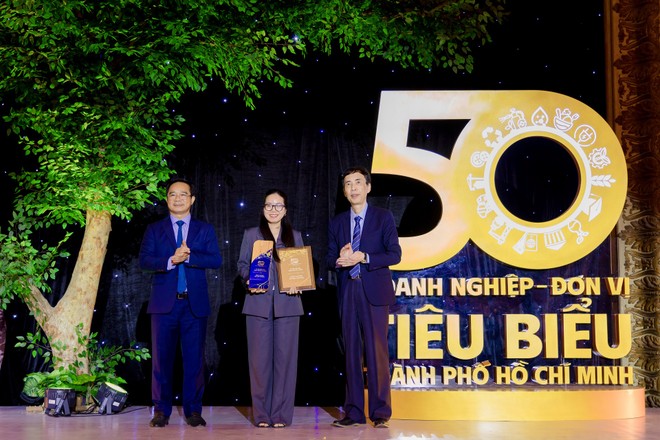 Bà Nguyễn Trình Thuỳ Trang, Phó tổng giám đốc Coteccons, đại diện doanh nghiệp nhận giải thưởng